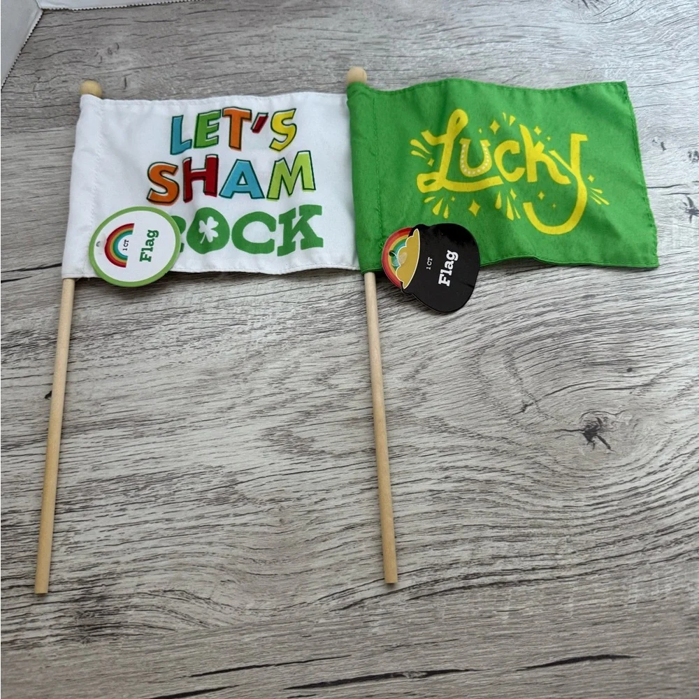 St Patrick’s Day Party Bundle 12 Shamrock Necklaces & 2 Party Flags New